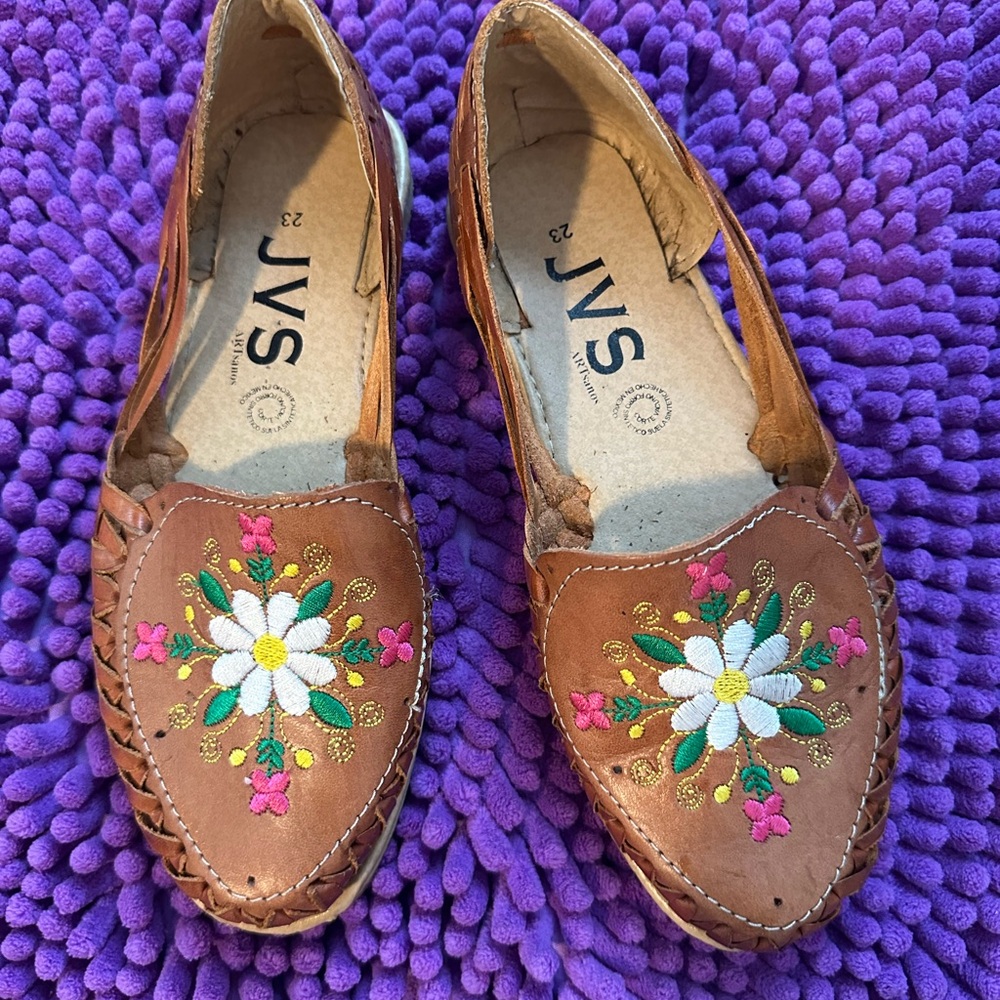Floral Embroidered Brown Leather Flats